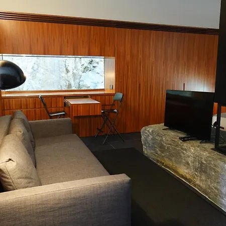Sleeps 2 With Air Con And Wifi *